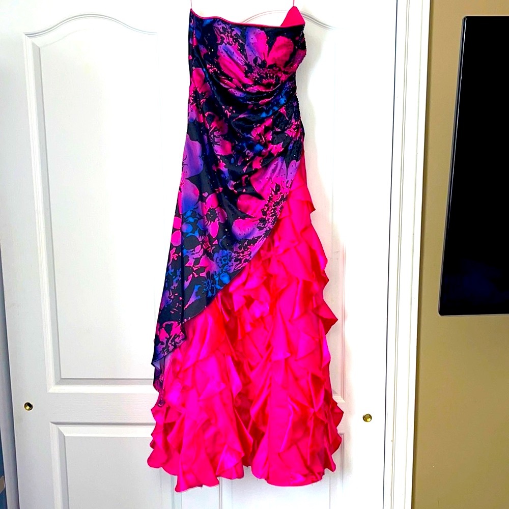 This is an eye catcher the pics are accurate this was worn 1x
